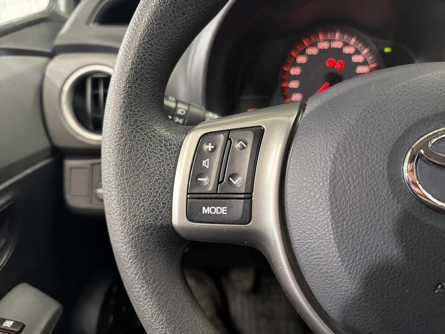 TOYOTA Yaris 2012