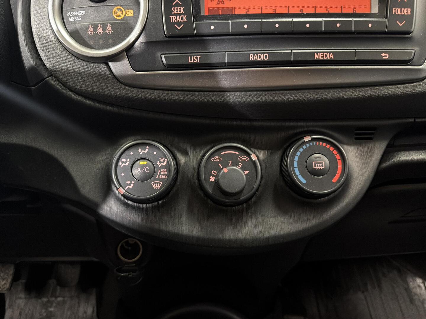 TOYOTA Yaris 2012