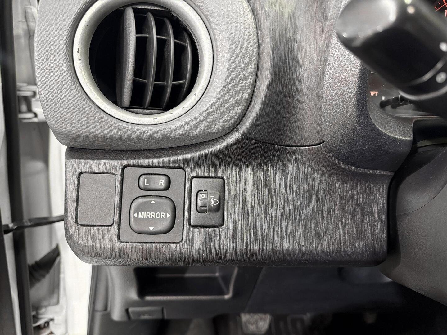 TOYOTA Yaris 2012