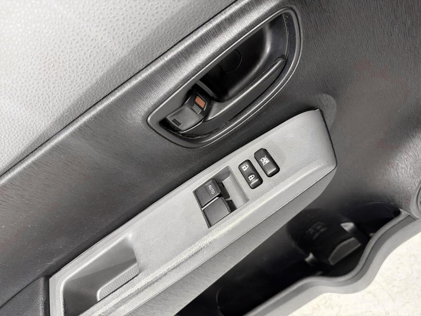 TOYOTA Yaris 2012