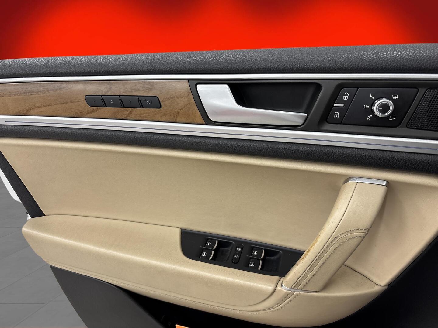 VOLKSWAGEN Touareg 2014