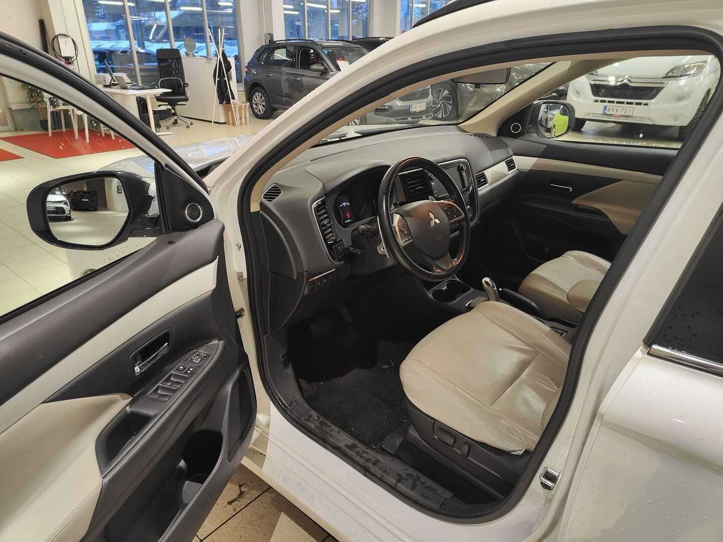 MITSUBISHI Outlander PHEV 2014