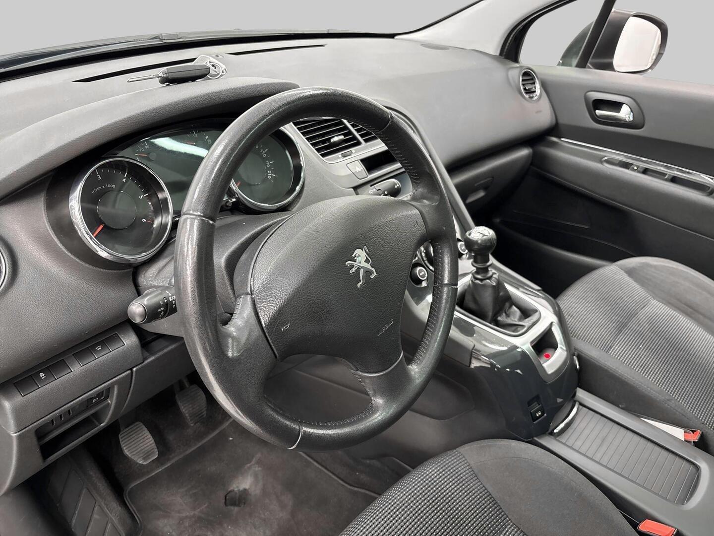 PEUGEOT 5008 2015