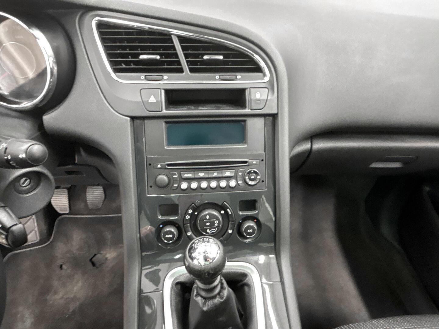 PEUGEOT 5008 2015