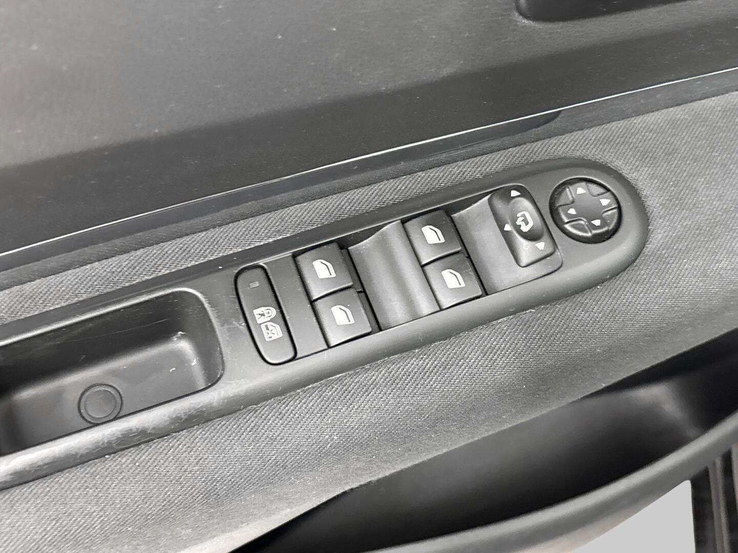 PEUGEOT 5008 2015