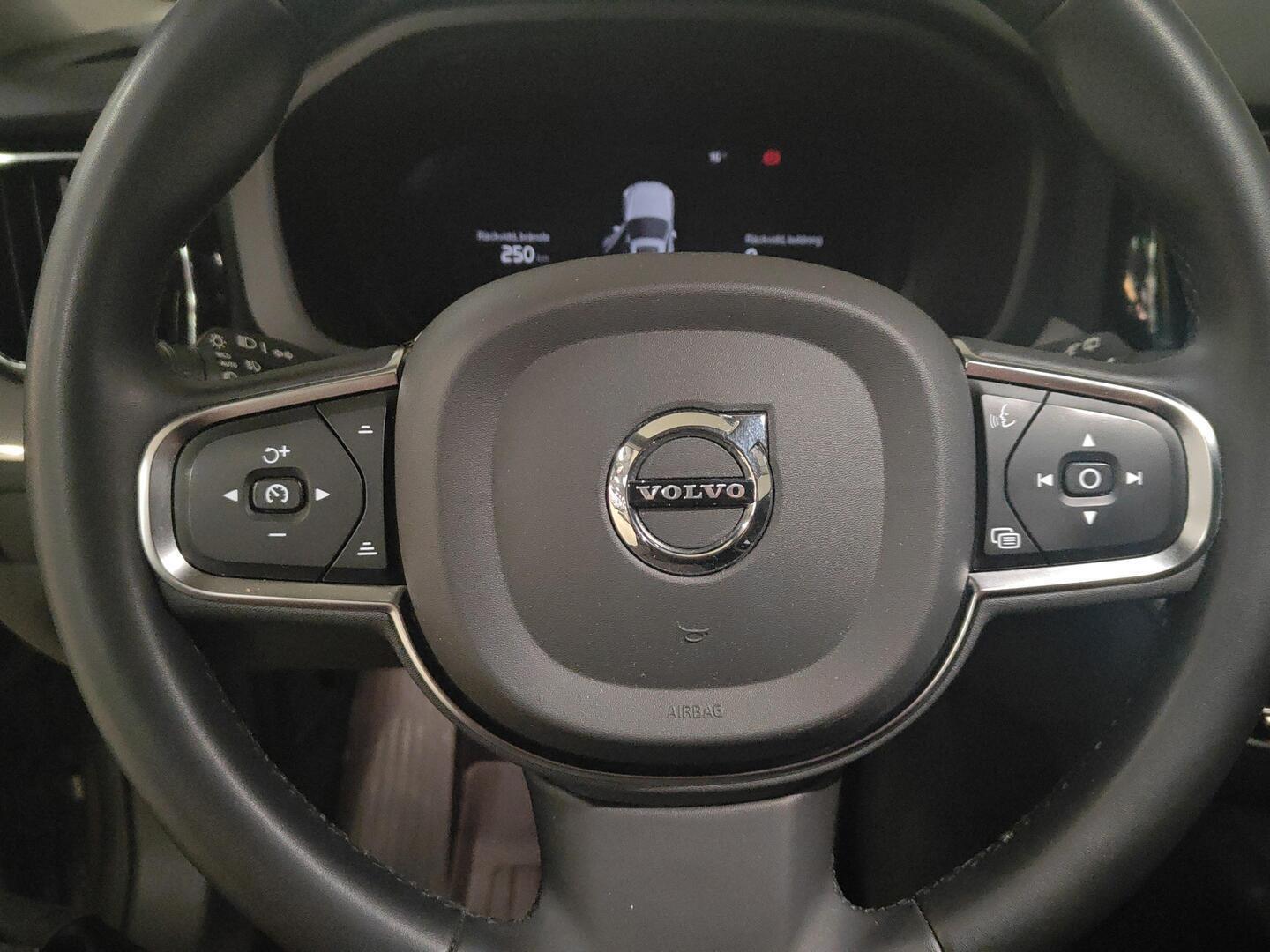 VOLVO XC60 2023