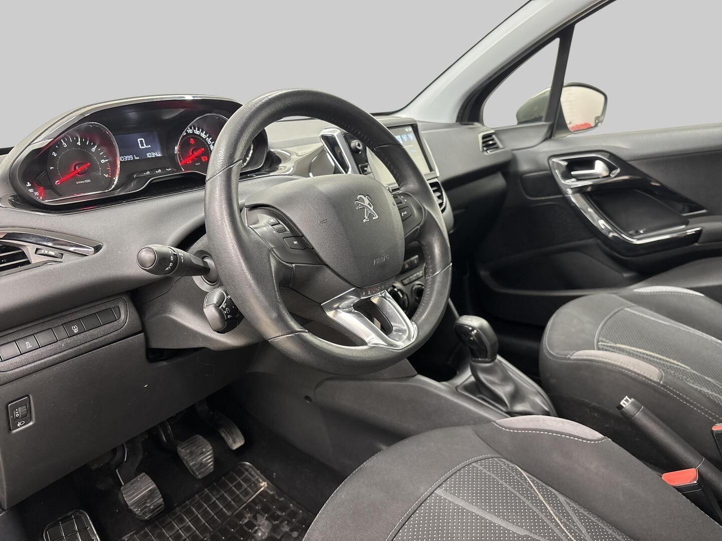 PEUGEOT 208 2015
