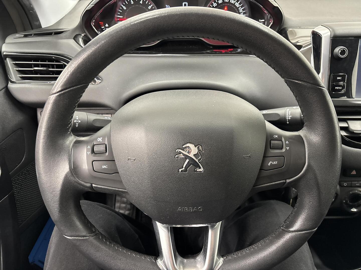 PEUGEOT 208 2015