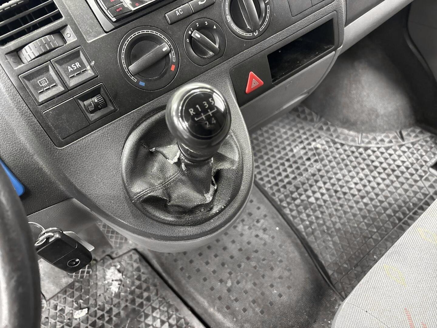 VOLKSWAGEN Transporter 2005
