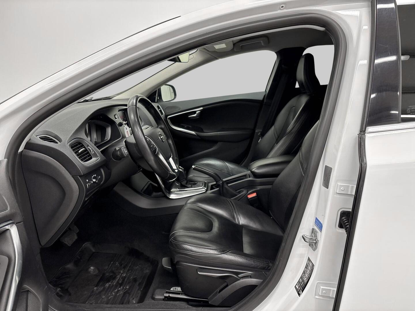 VOLVO V40 2017