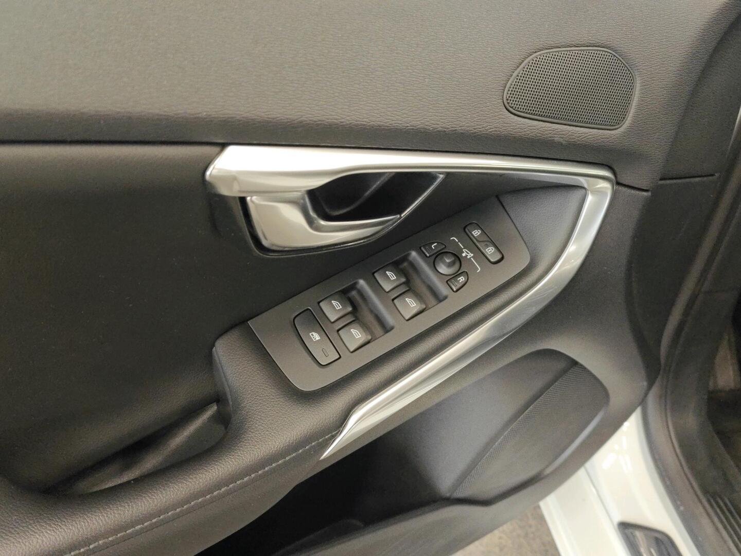 VOLVO V40 2017