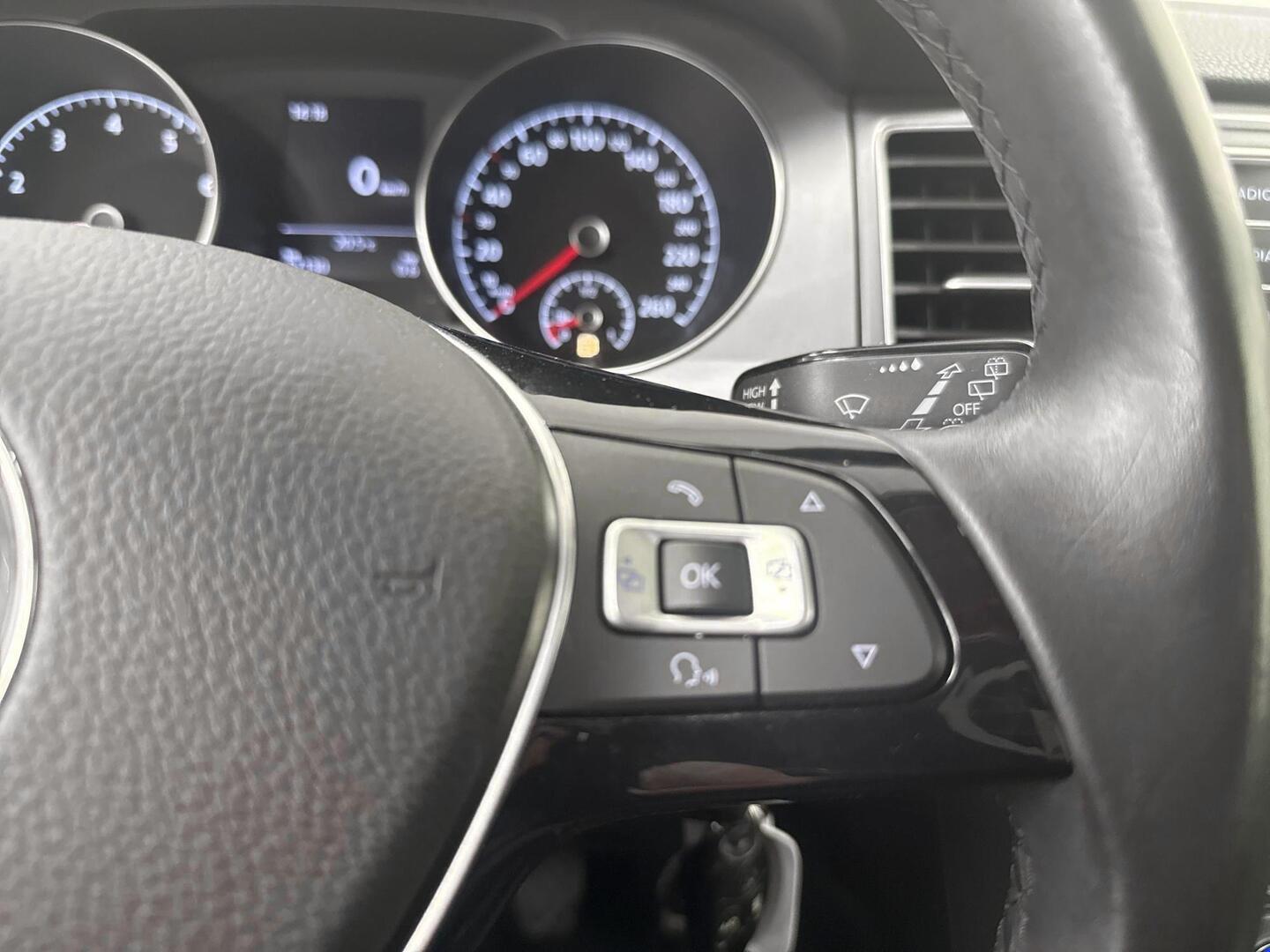 VOLKSWAGEN Golf Sportsvan 2015