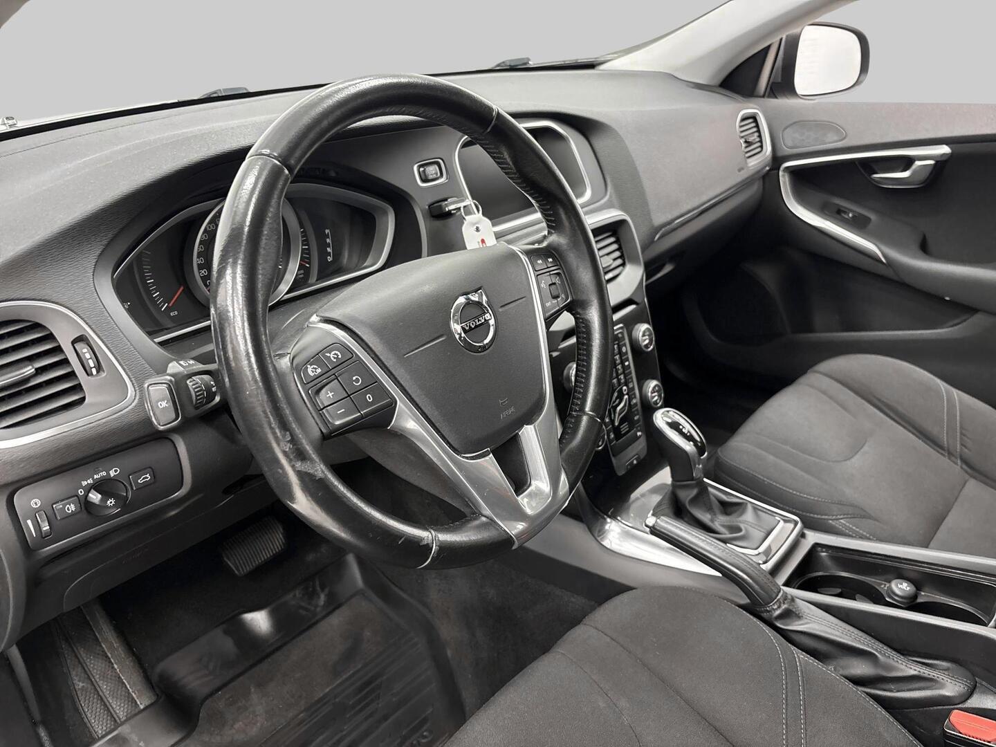 VOLVO V40 2016