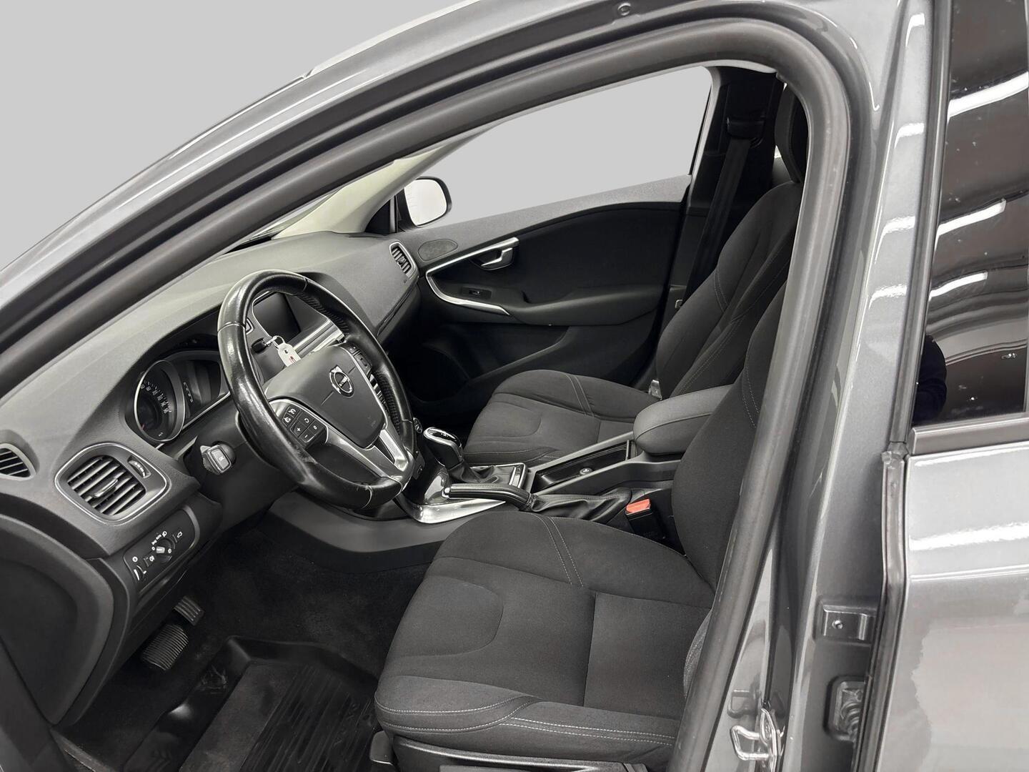 VOLVO V40 2016