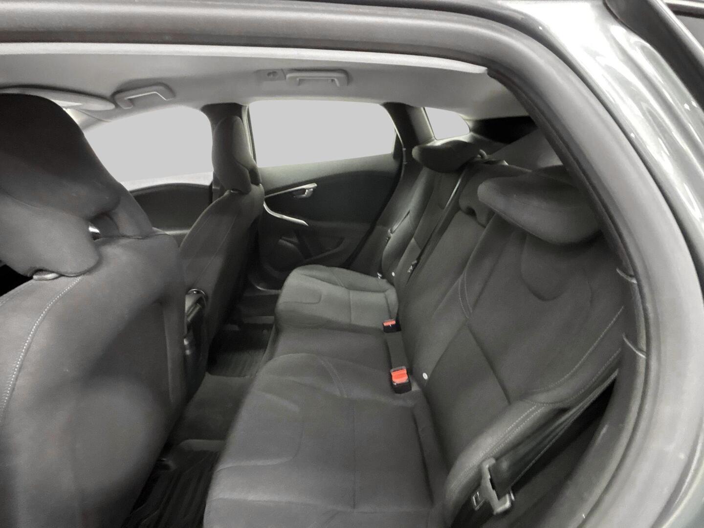 VOLVO V40 2016