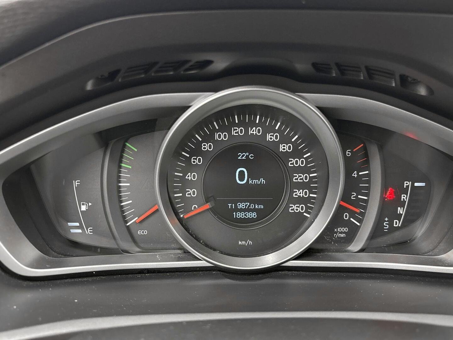 VOLVO V40 2016