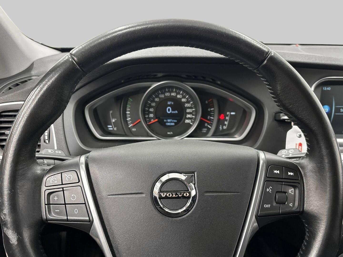 VOLVO V40 2016