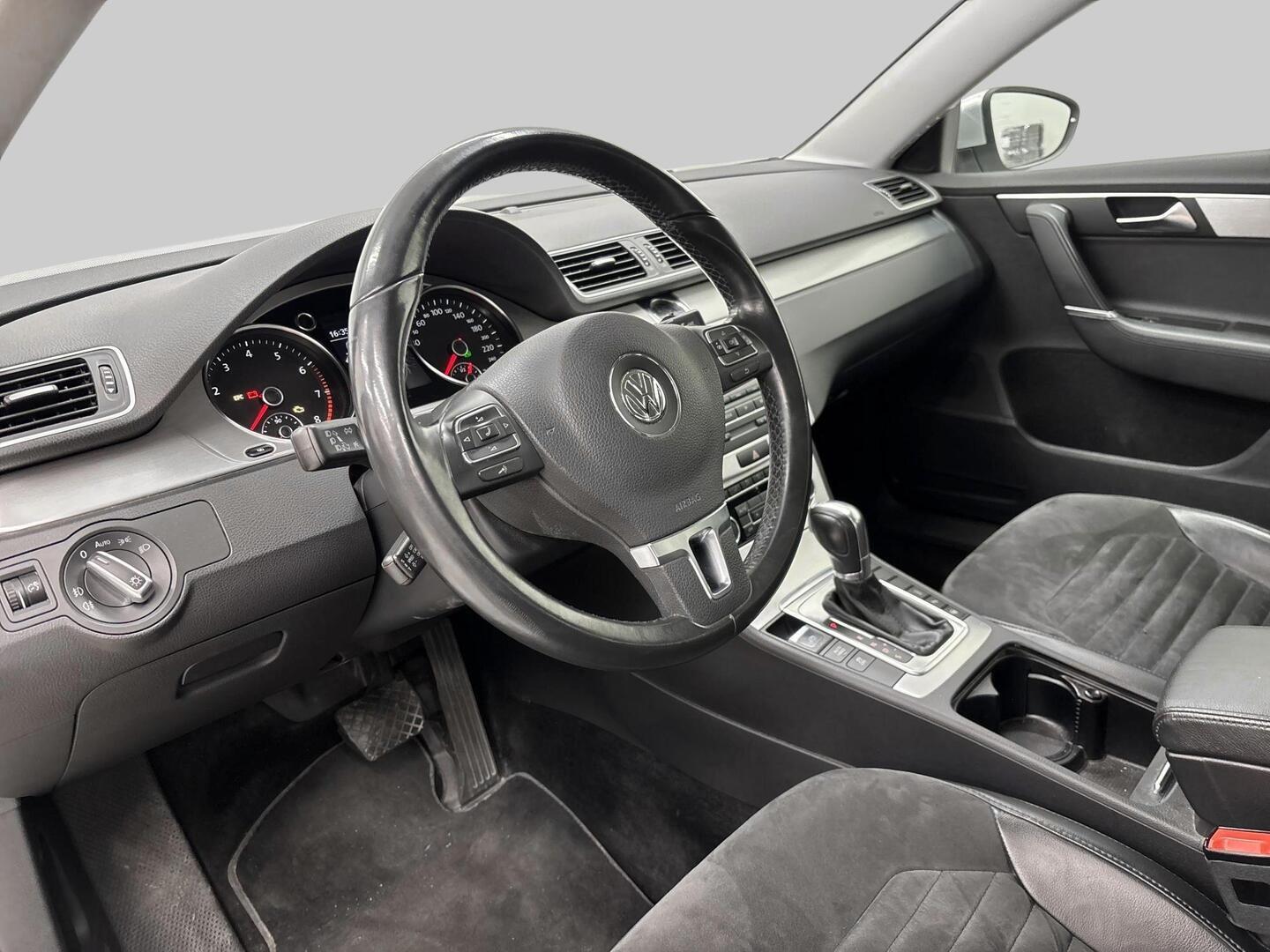 VOLKSWAGEN Passat 2011