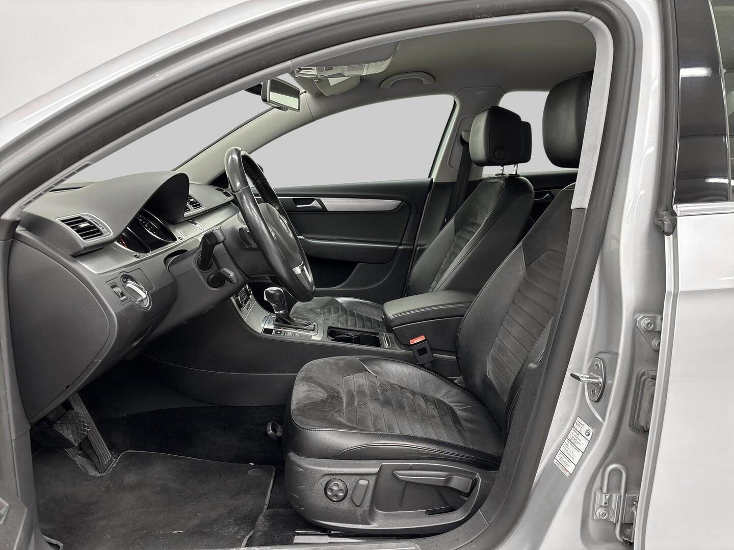 VOLKSWAGEN Passat 2011