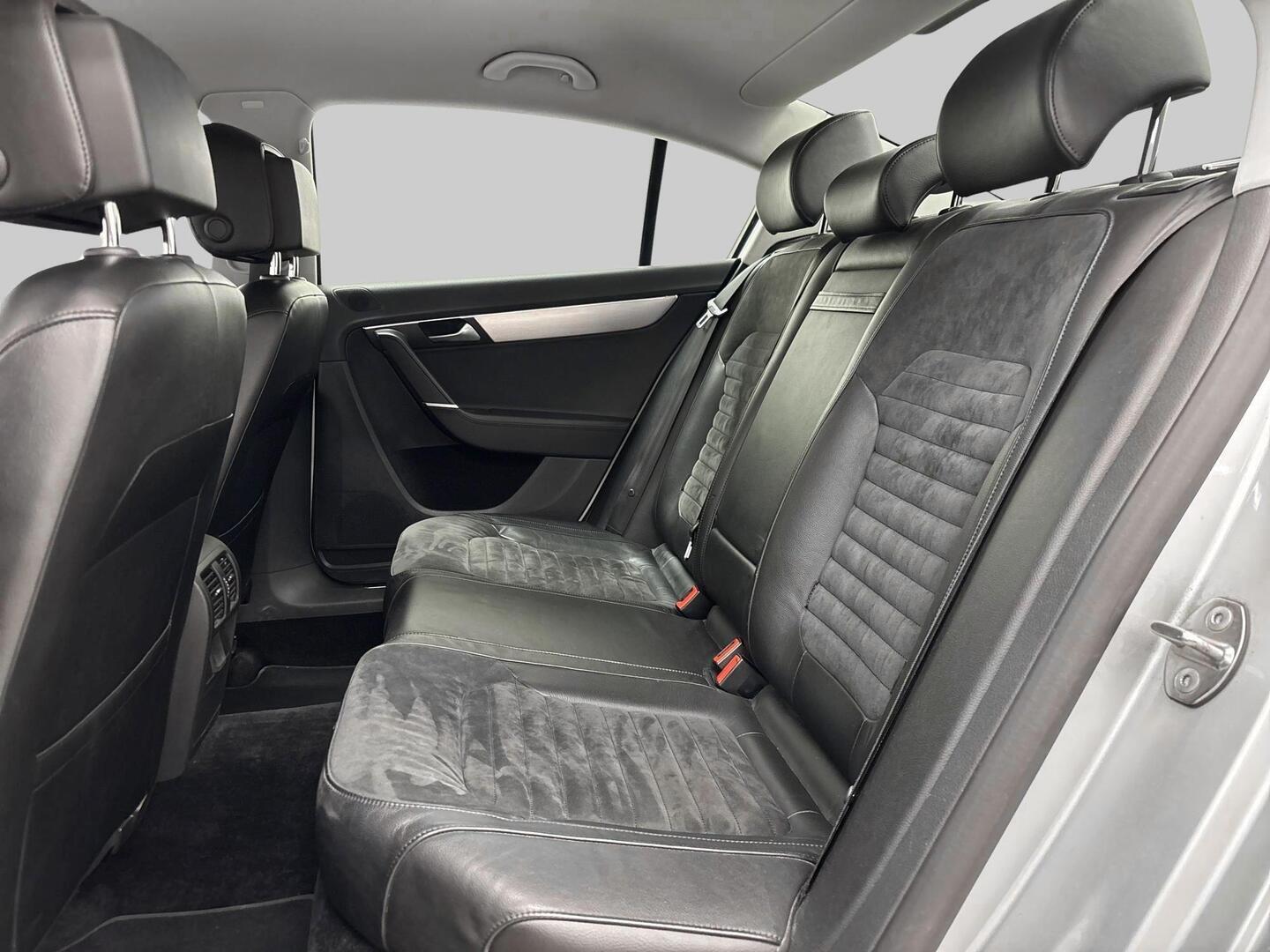 VOLKSWAGEN Passat 2011