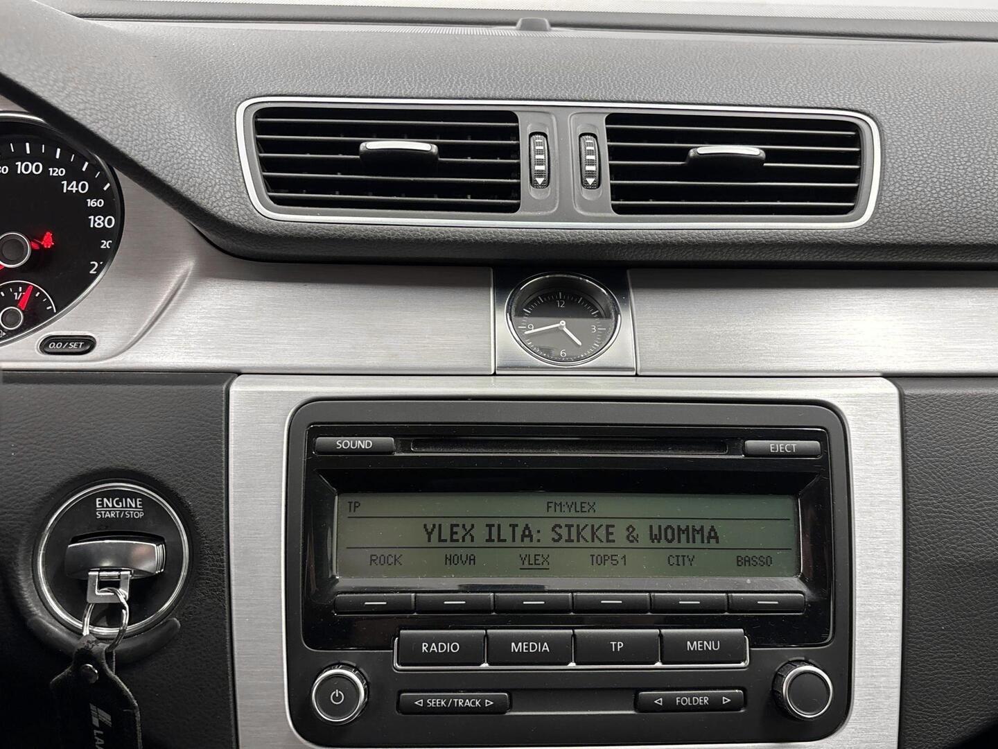 VOLKSWAGEN Passat 2011