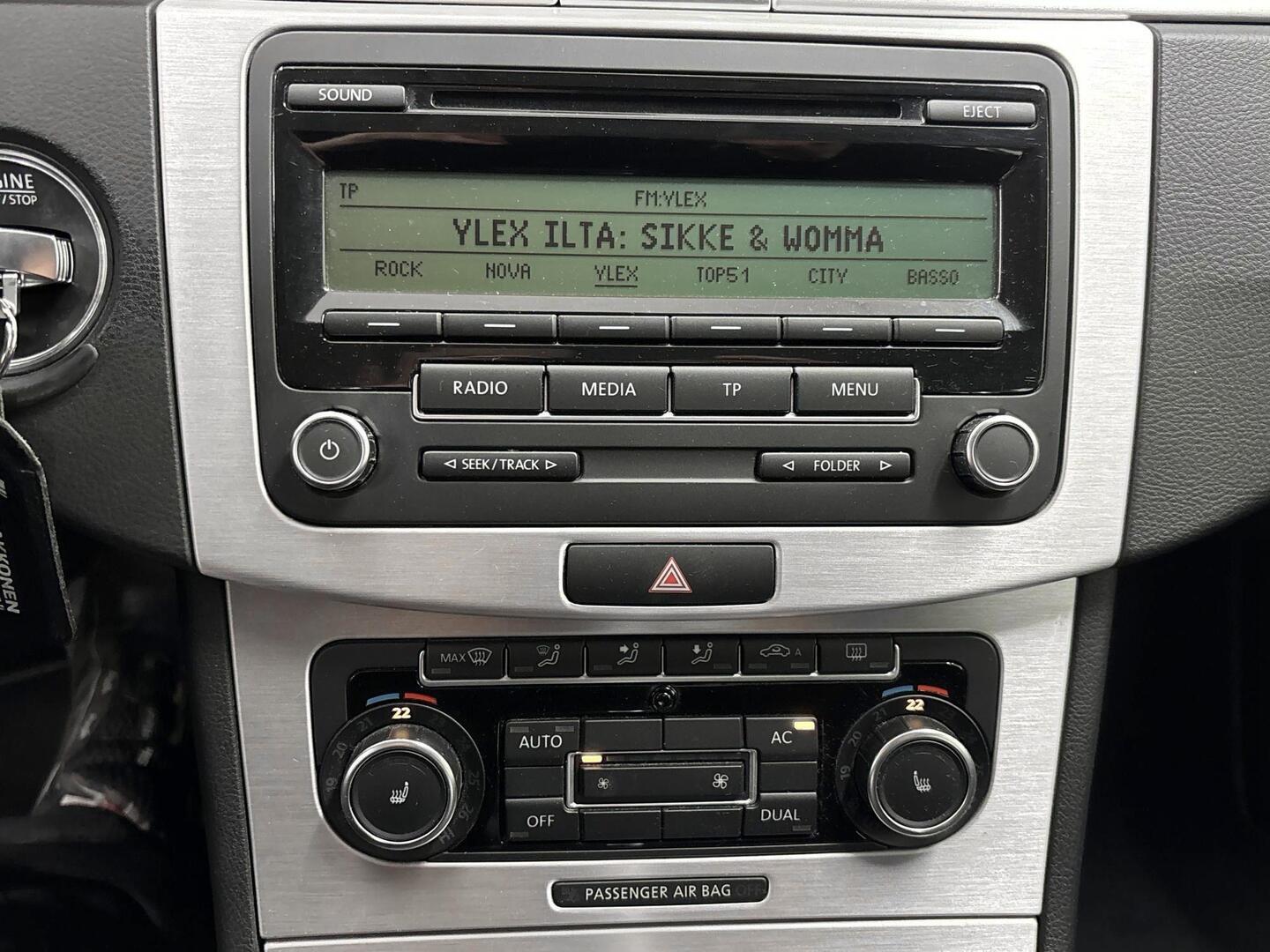 VOLKSWAGEN Passat 2011