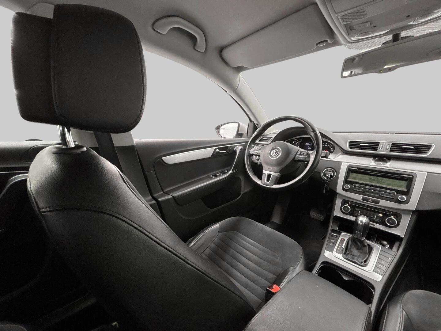 VOLKSWAGEN Passat 2011