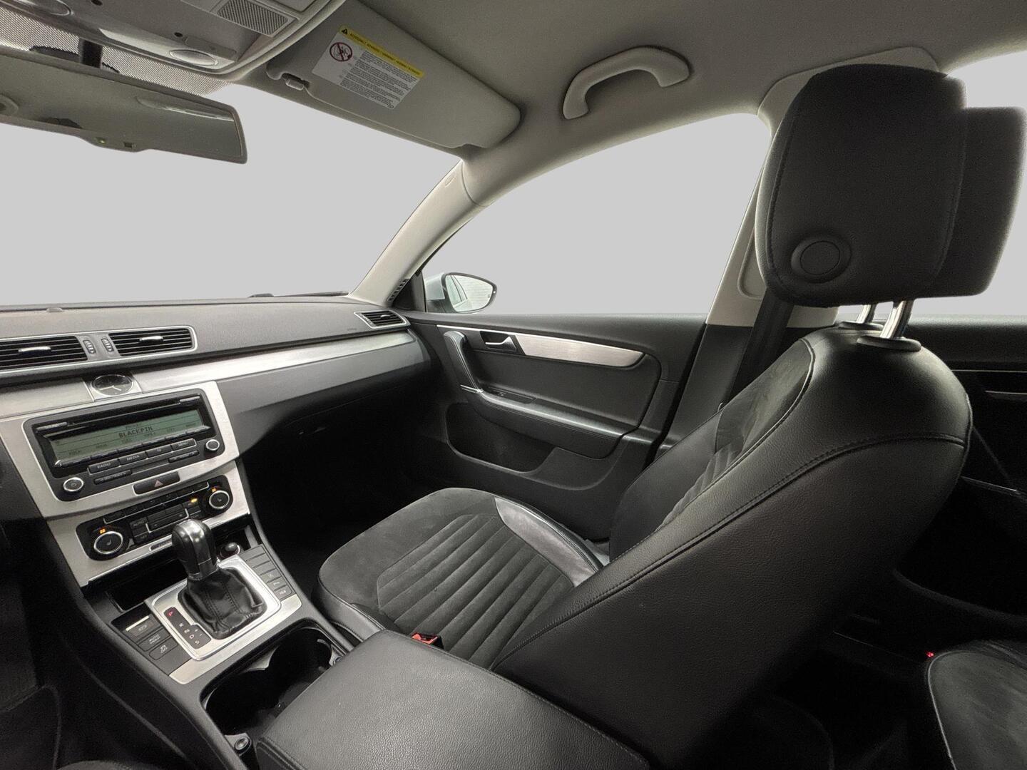 VOLKSWAGEN Passat 2011