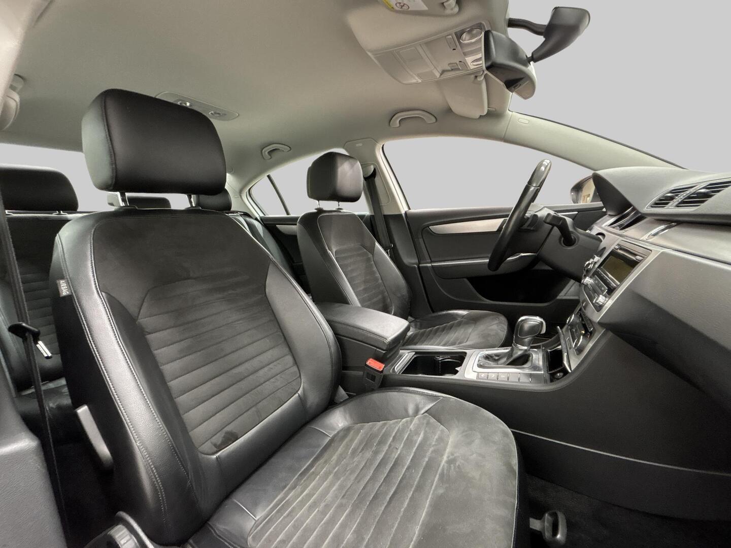 VOLKSWAGEN Passat 2011