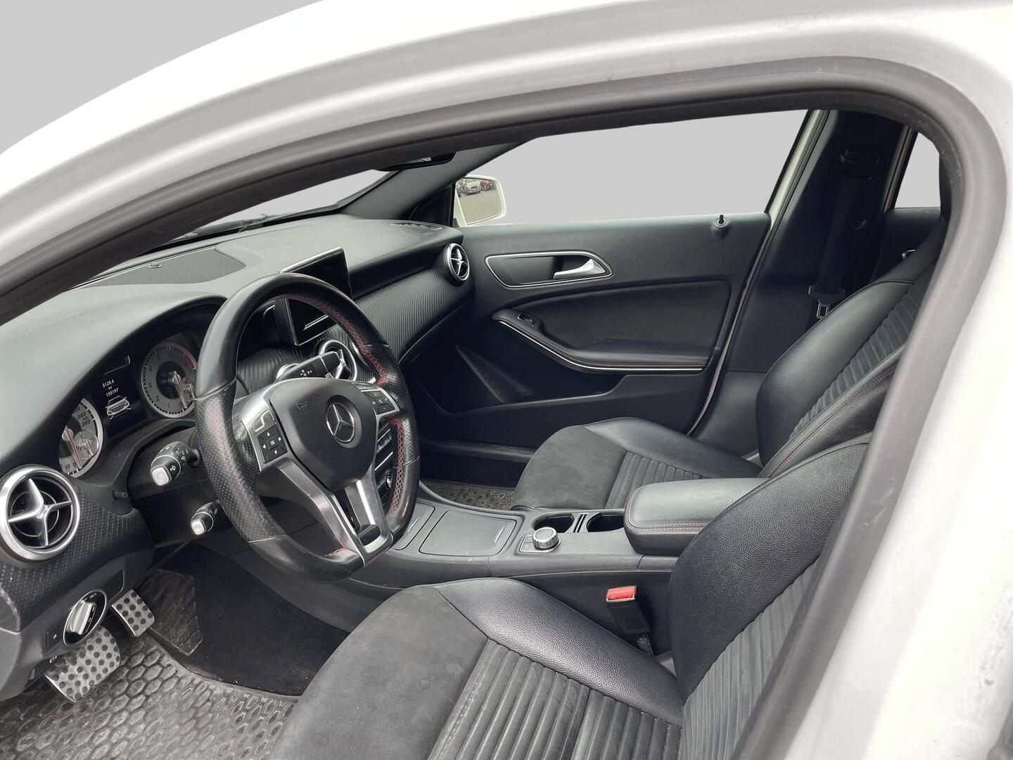 MERCEDES-BENZ A 2015