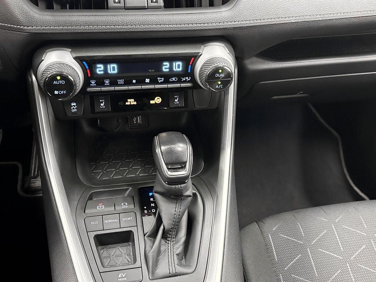 TOYOTA RAV4 2024