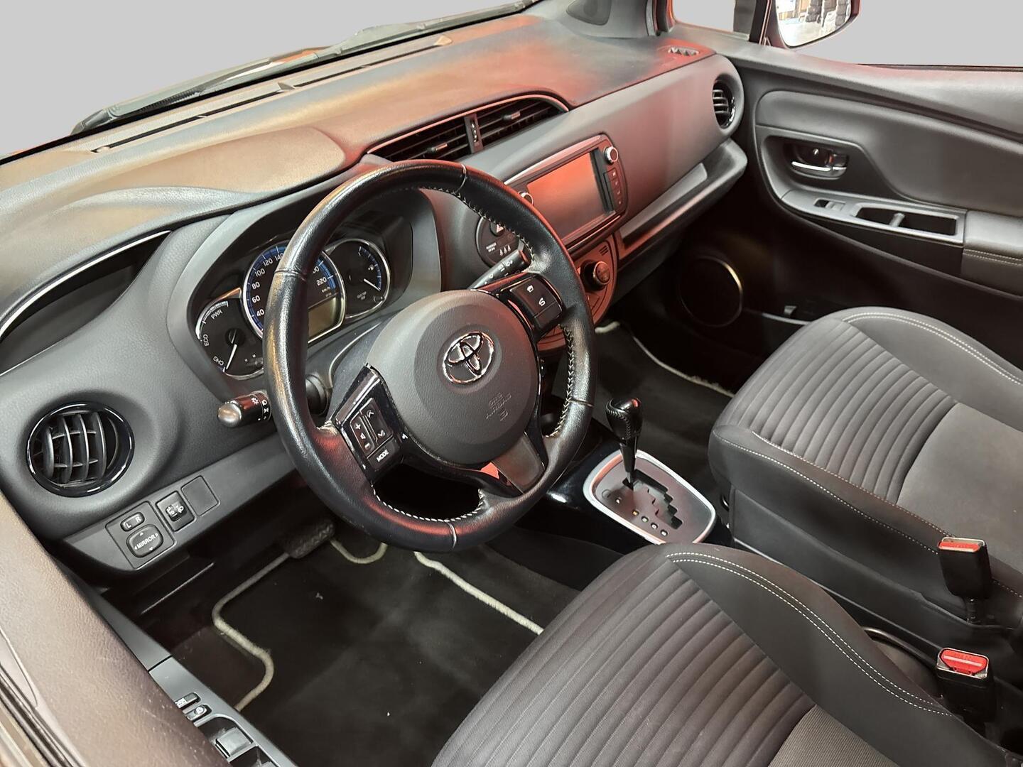 TOYOTA Yaris 2017