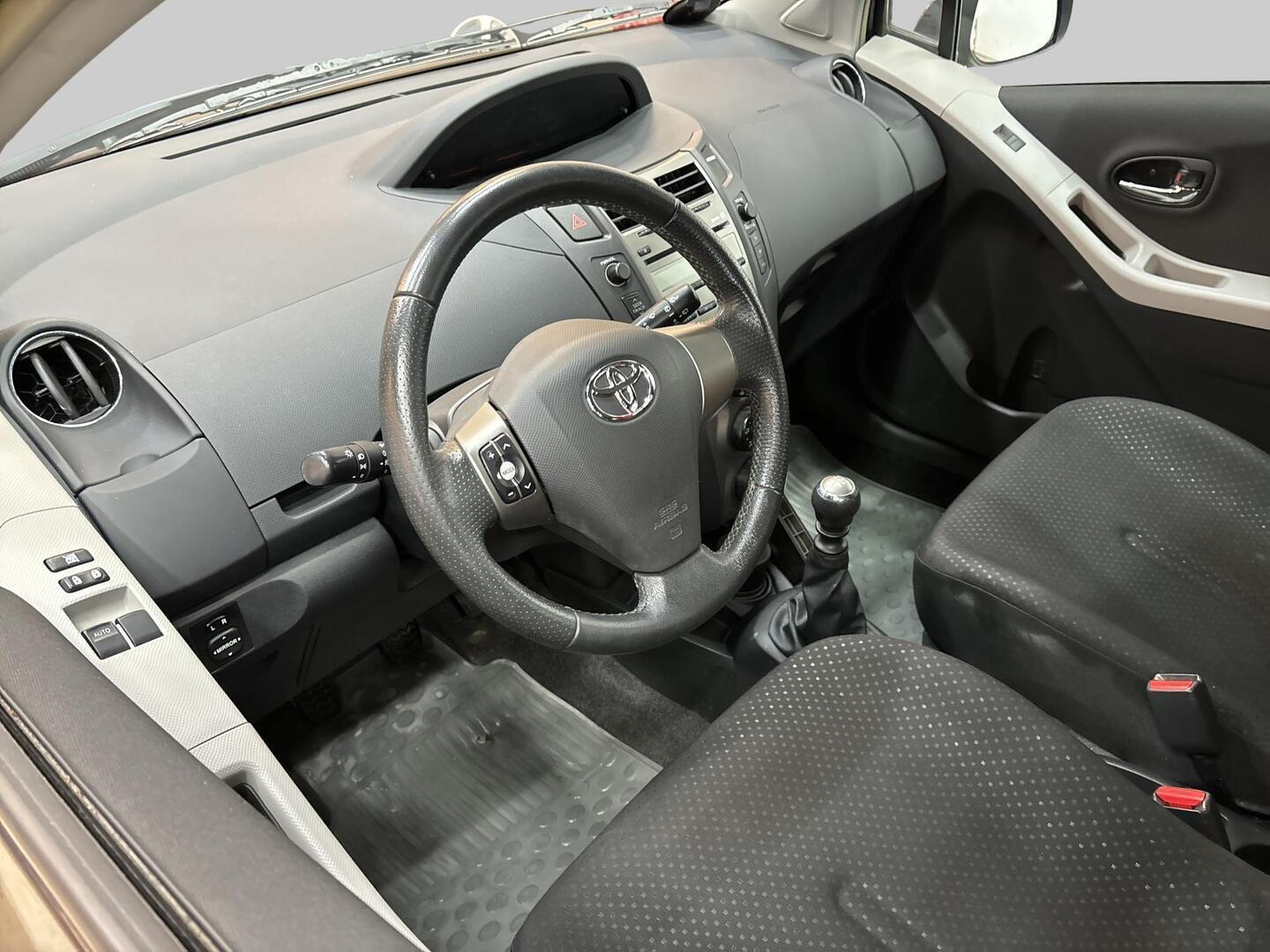 TOYOTA Yaris 2010