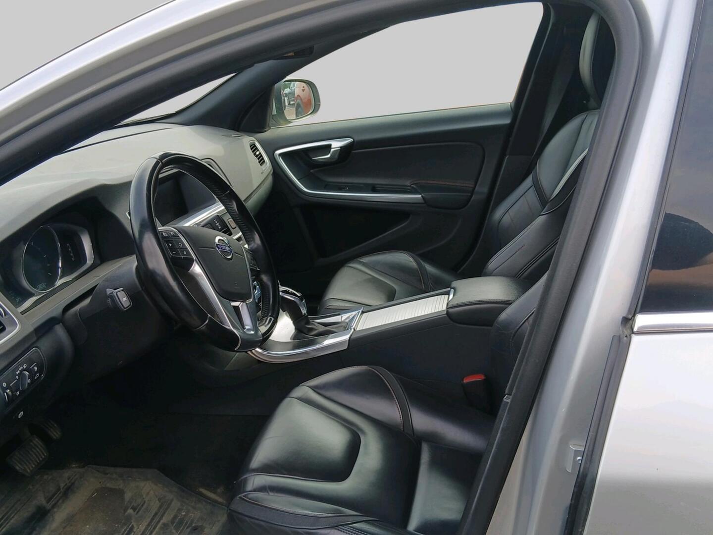 VOLVO V60 2015