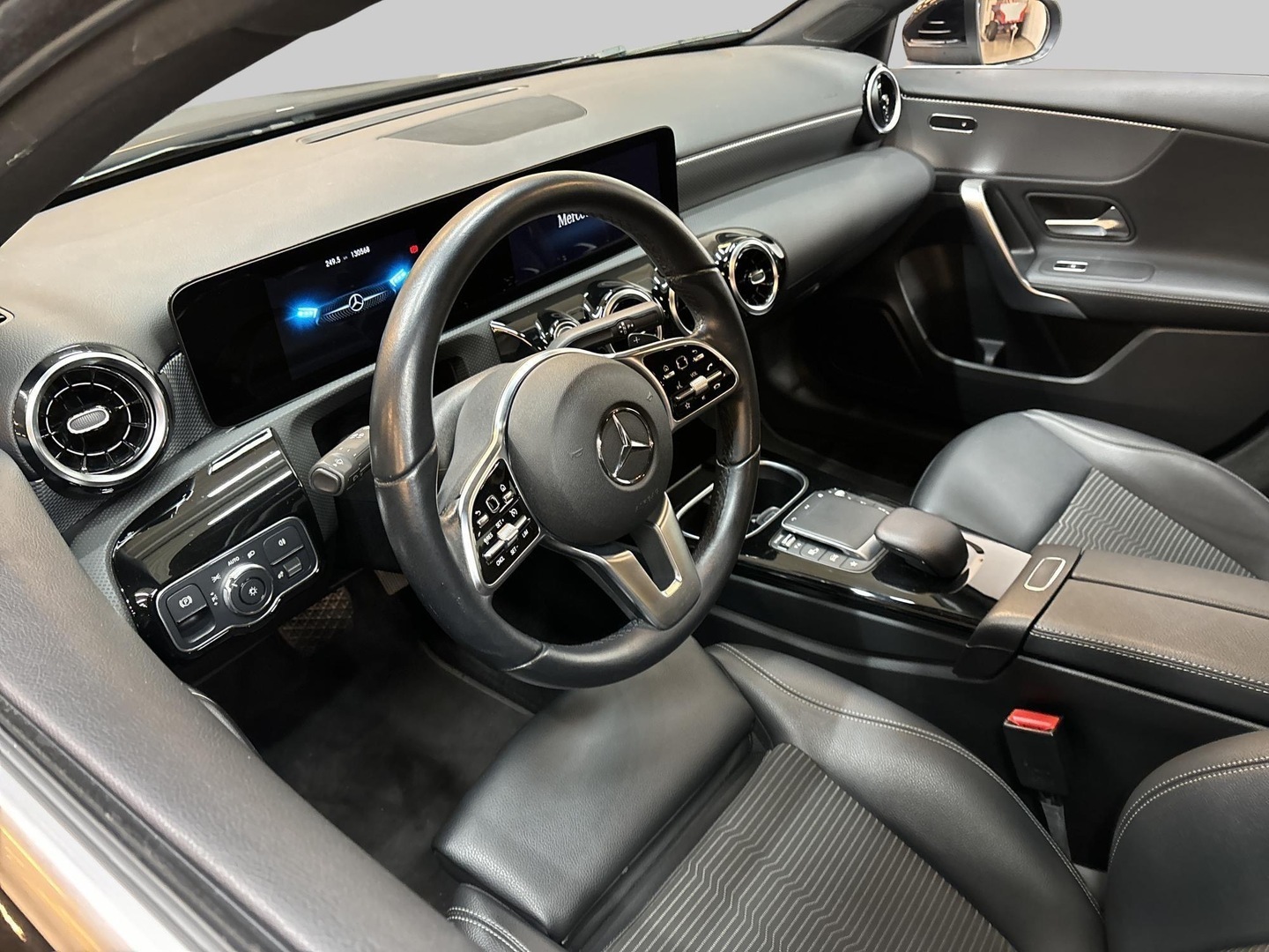 MERCEDES-BENZ A 2022