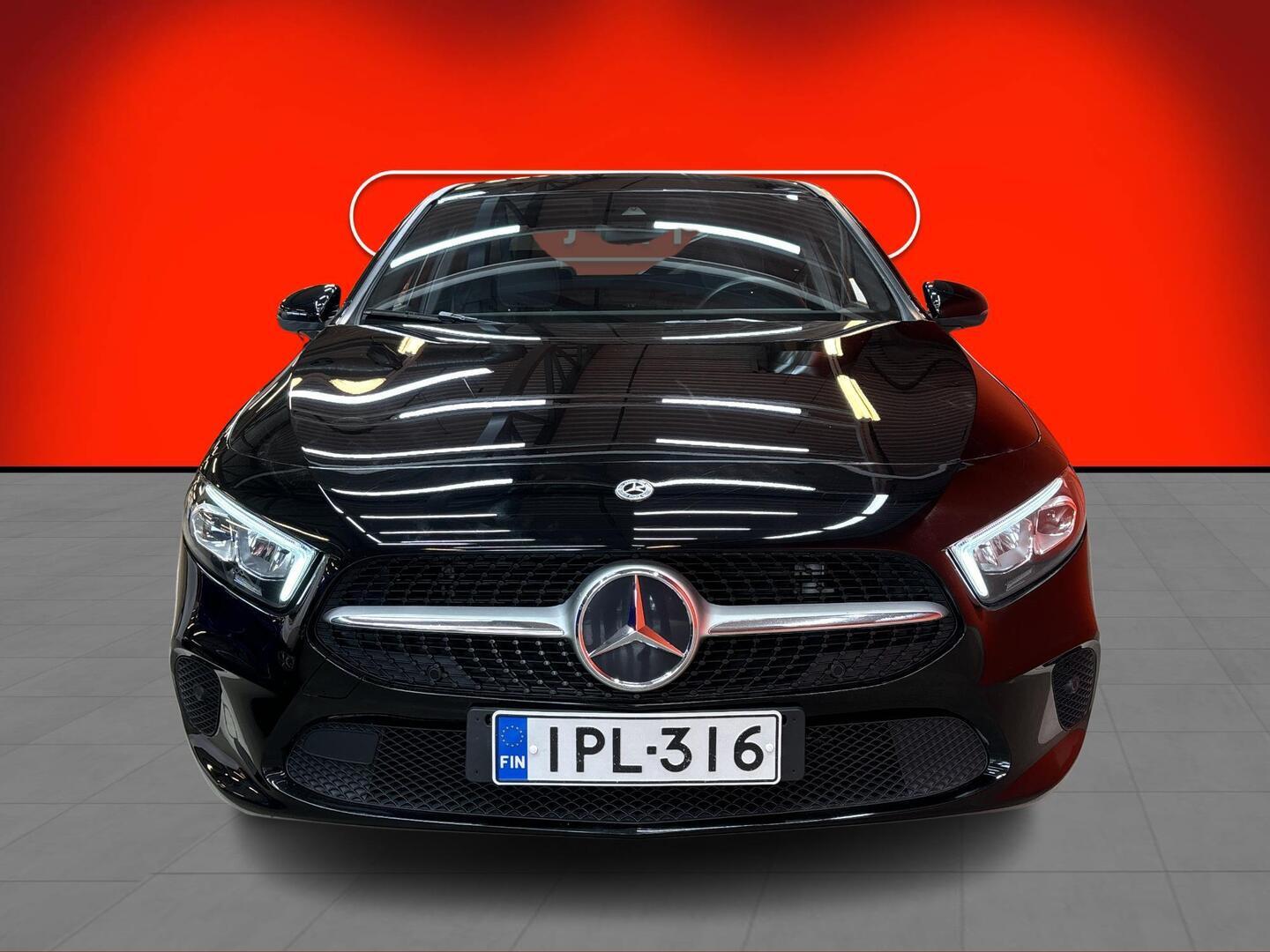 MERCEDES-BENZ A 2022