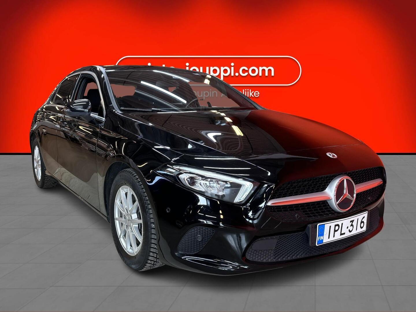 MERCEDES-BENZ A 2022