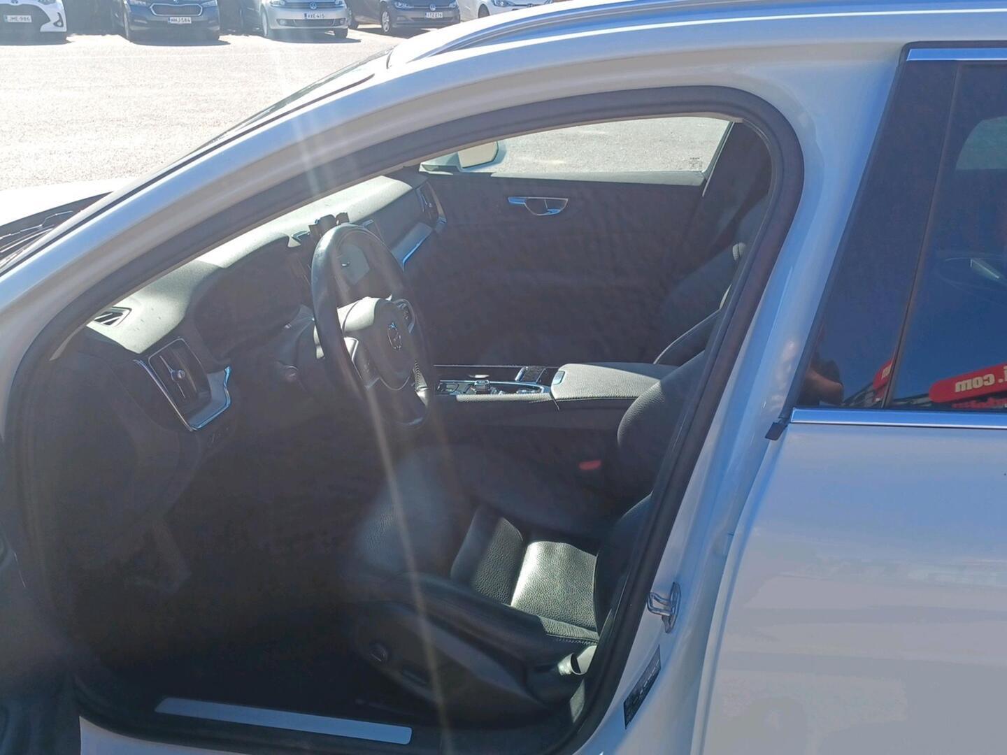 VOLVO V60 2021