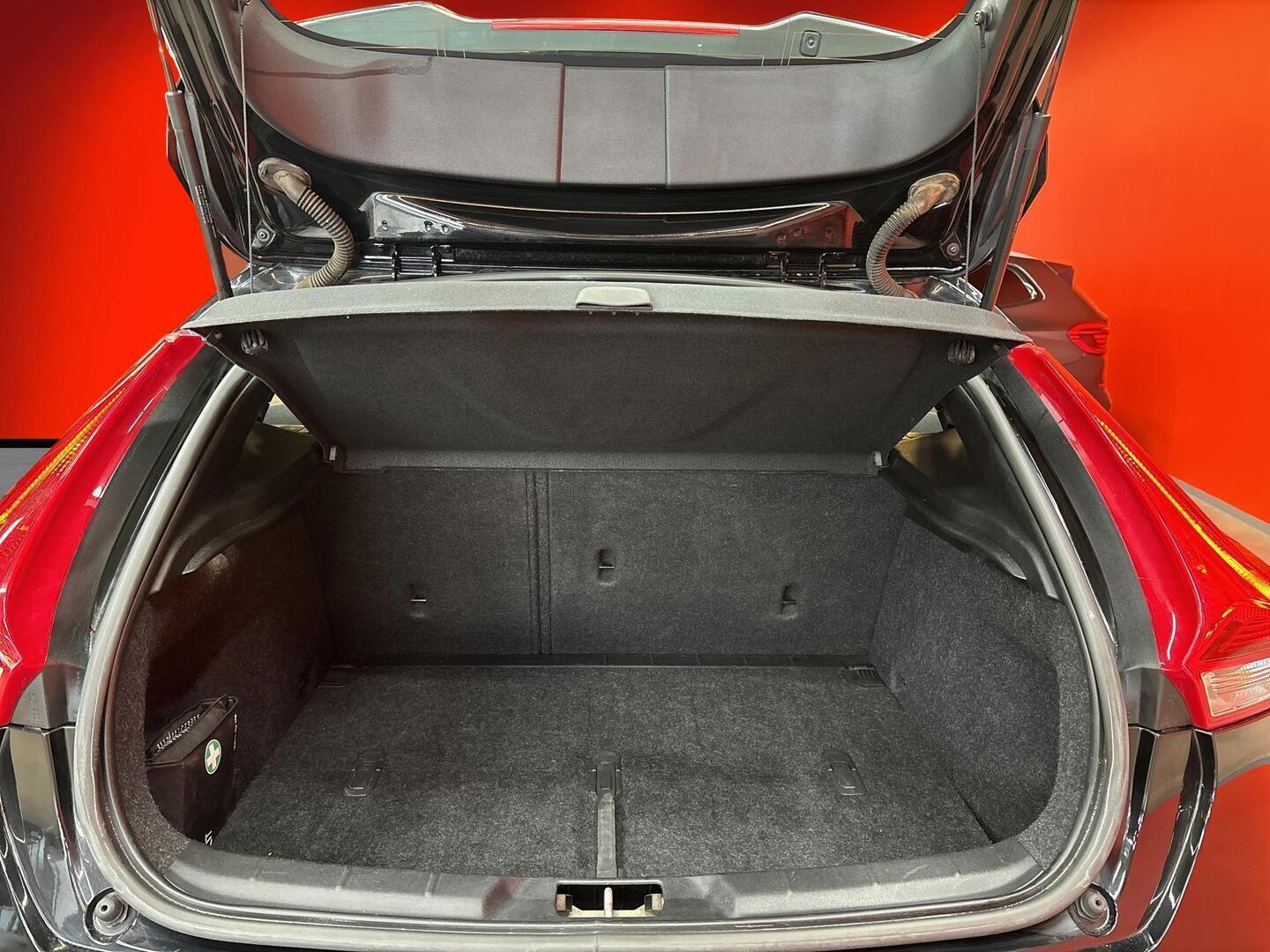 VOLVO V40 2018
