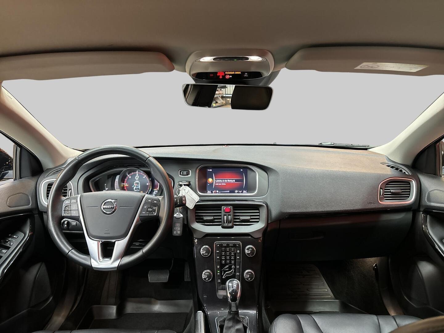 VOLVO V40 2018