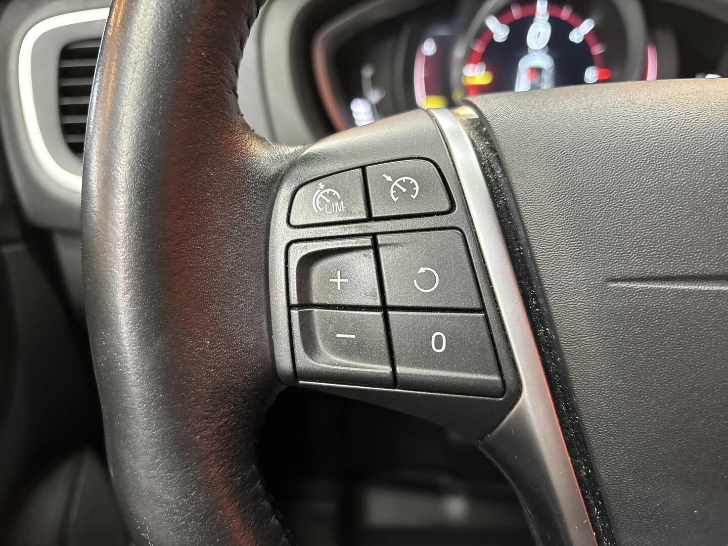 VOLVO V40 2018