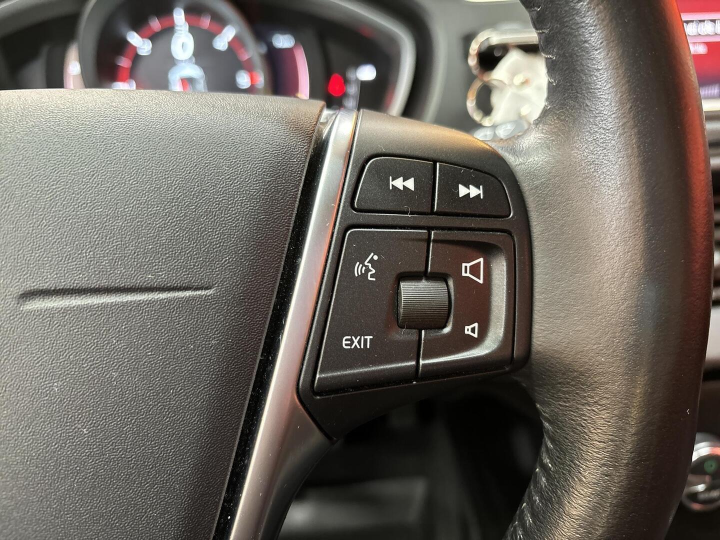 VOLVO V40 2018