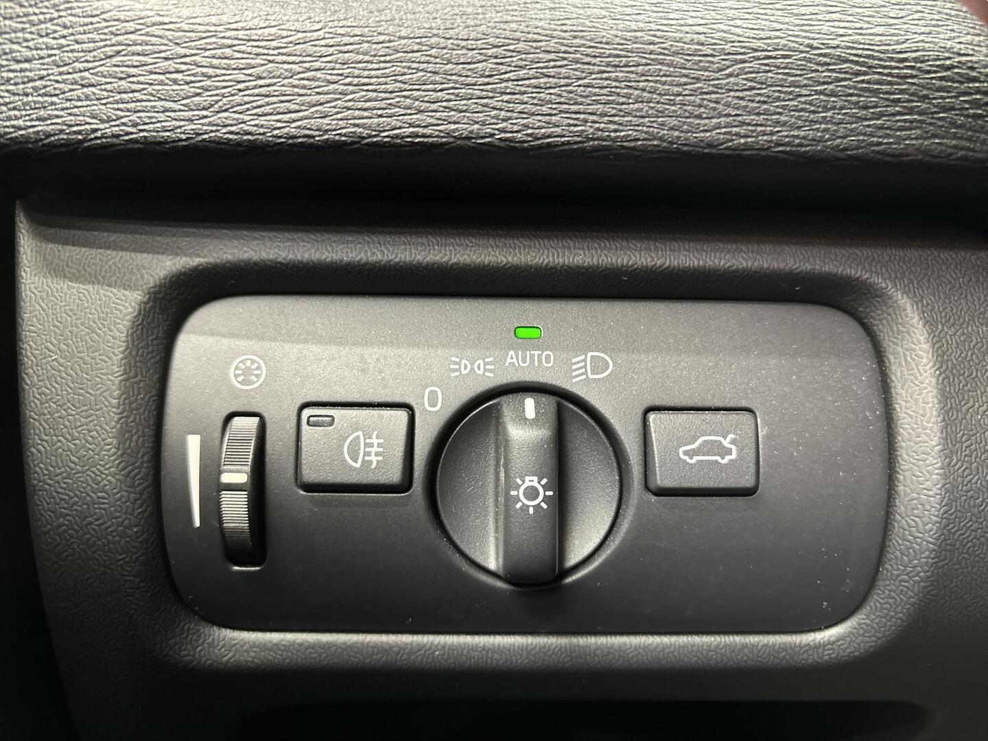 VOLVO V40 2018
