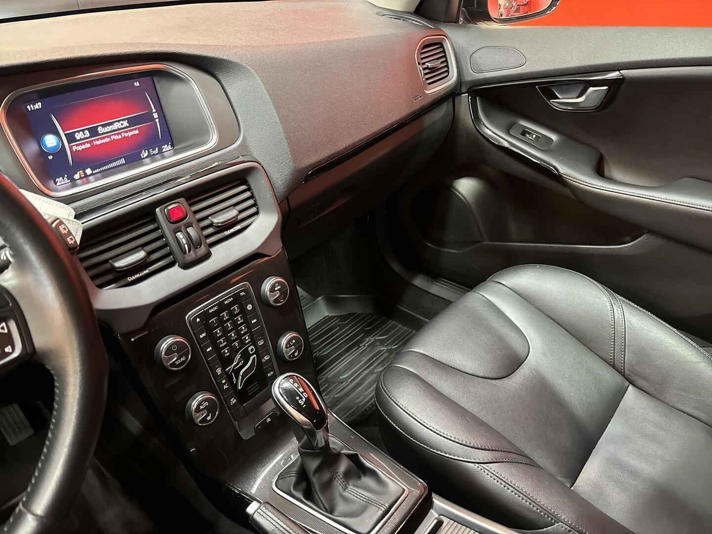 VOLVO V40 2018