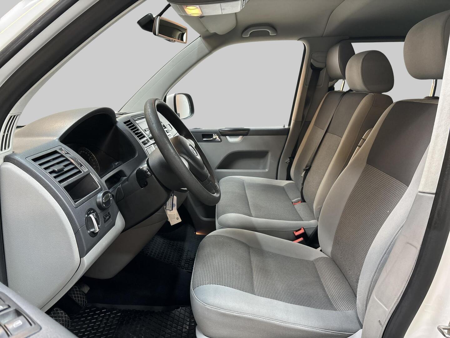 VOLKSWAGEN Caravelle 2012