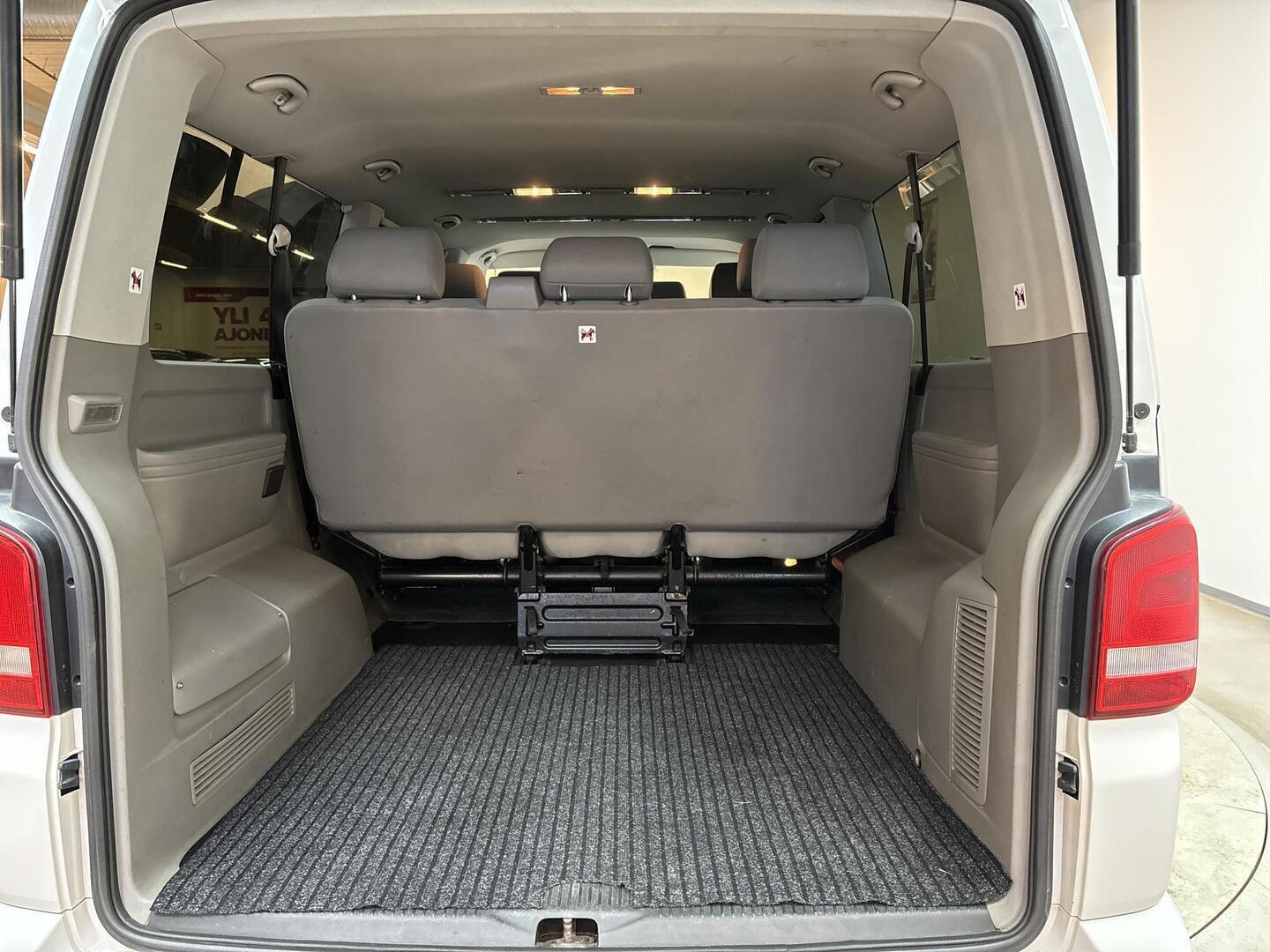 VOLKSWAGEN Caravelle 2012