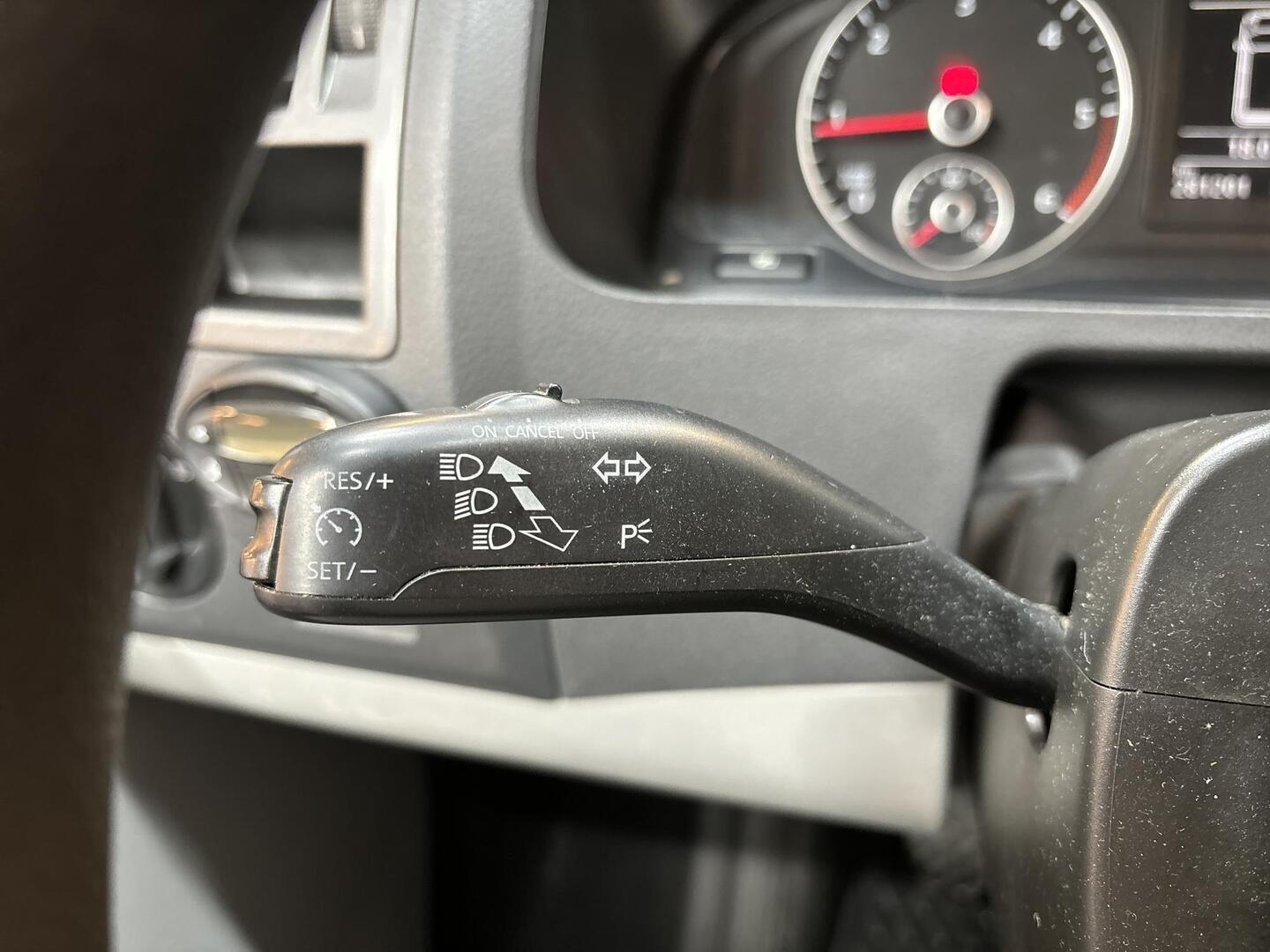 VOLKSWAGEN Caravelle 2012