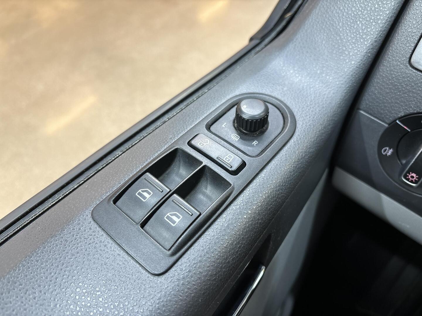 VOLKSWAGEN Caravelle 2012