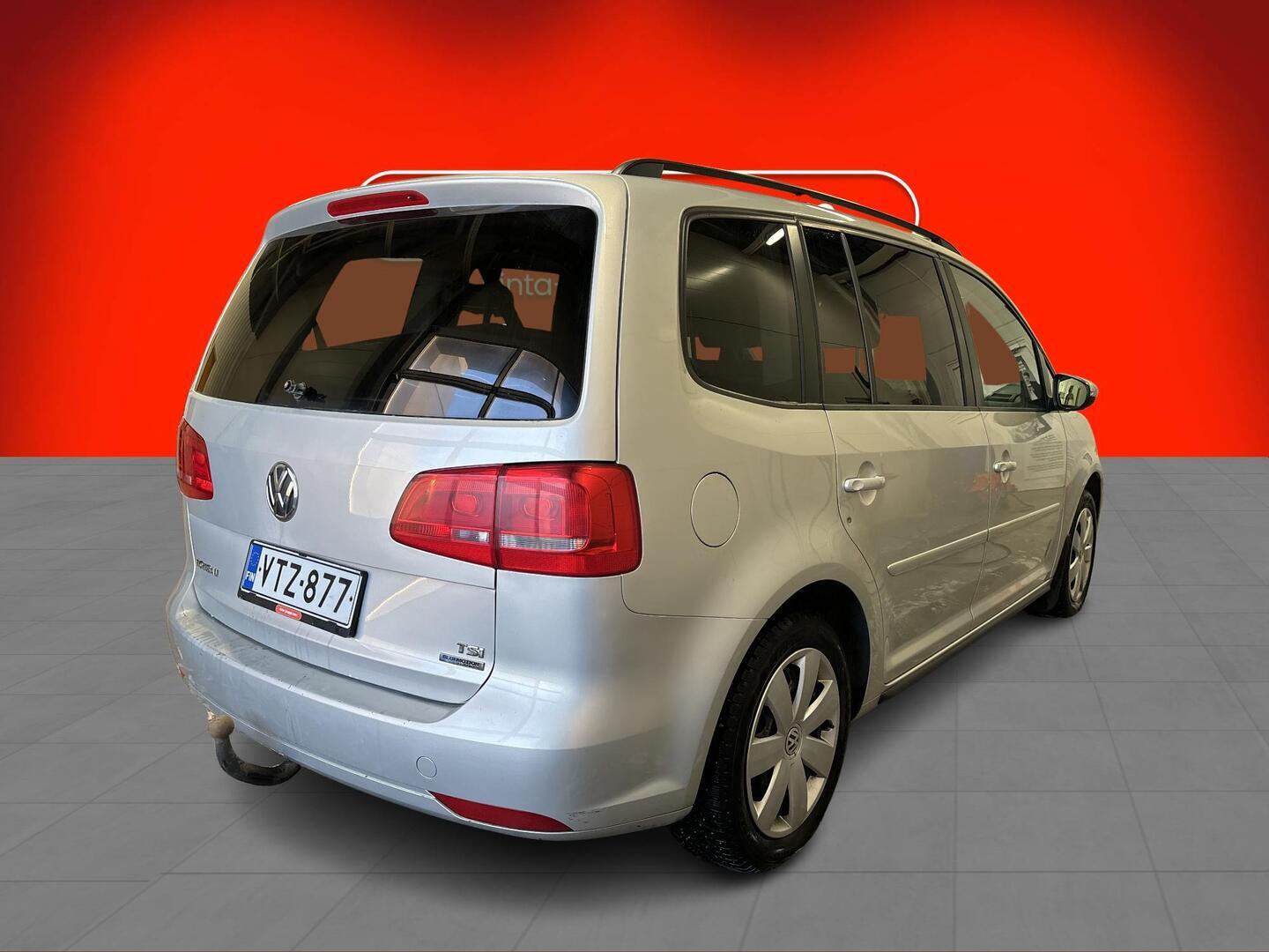 VOLKSWAGEN Touran 2012