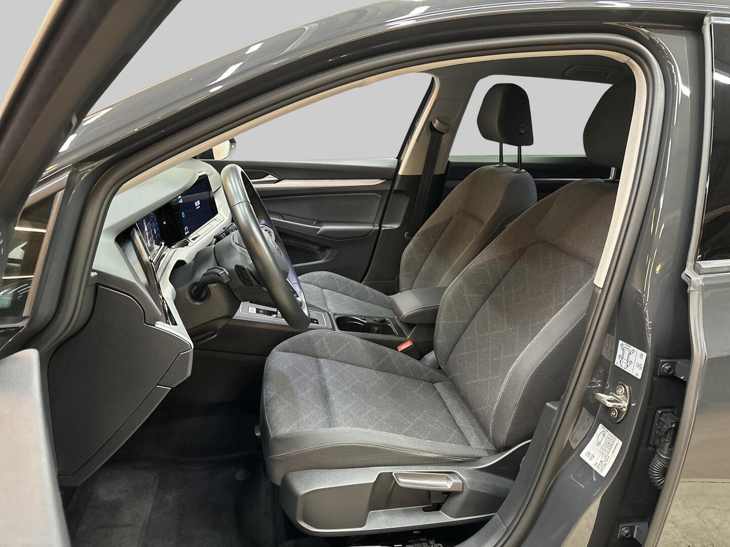 VOLKSWAGEN Golf 2024